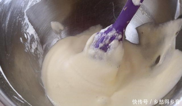 一口平底锅就能搞定的蛋糕，松软细腻不上火，搭配水果和蔬菜真赞