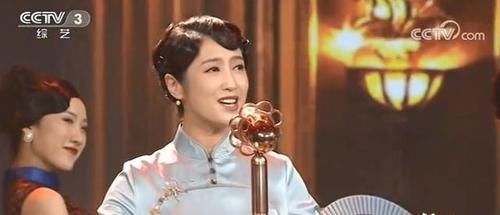 夜上海|春妮:成央视常客,CCTV-3《幸福账单》节目中又是主持又是秀唱功