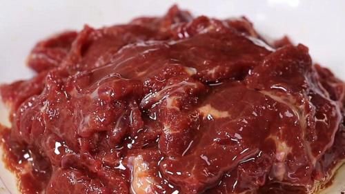 腌牛肉|腌牛肉时，切记不要加酒跟盐，分享一个做法给你，鲜嫩不出水