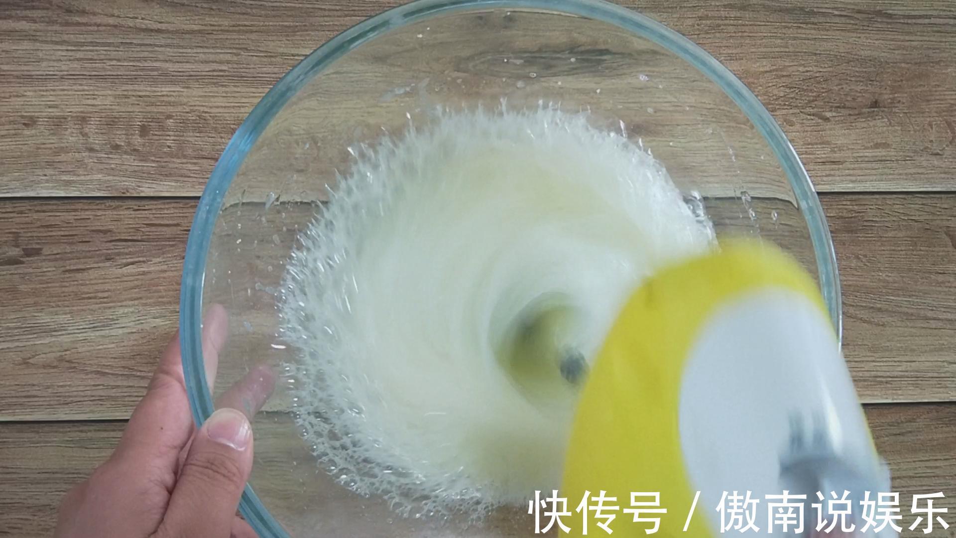 教你电饭锅做蛋糕，一搅一拌，柔软香甜，不塌不缩，一个都不够吃