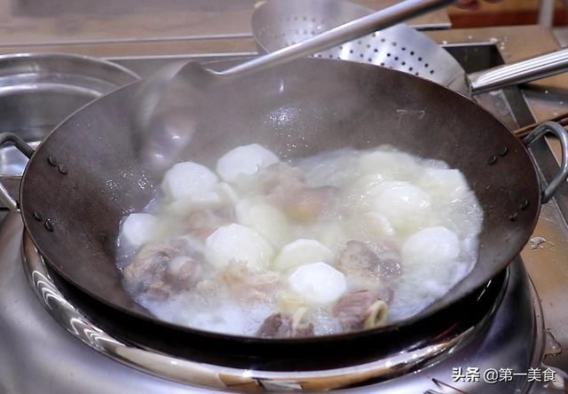 厨师|炖大骨头汤切记不要直接炖,厨师长教你一招,汤浓无腥味,味道鲜