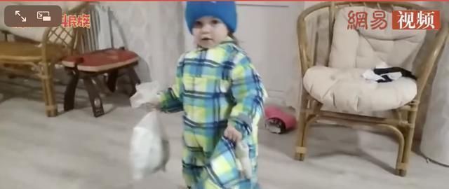 宝妈|一岁半的外国女孩要“离家出走”,家人的反应太逗了