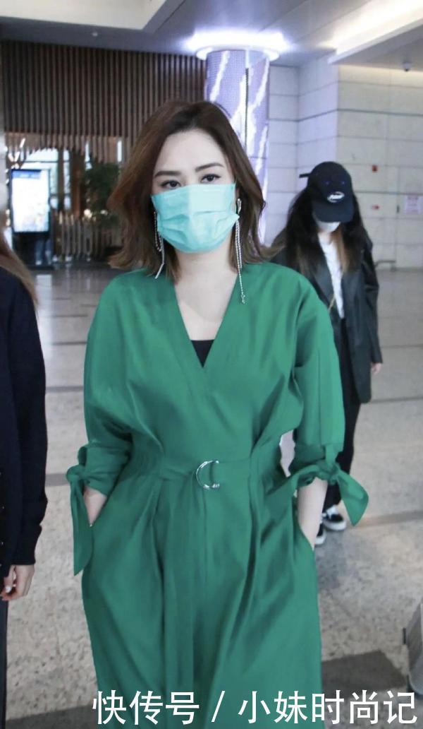 v领|阿娇“发胖”后美出圈,一袭绿色连衣裙气质惊艳,换别人就土气了
