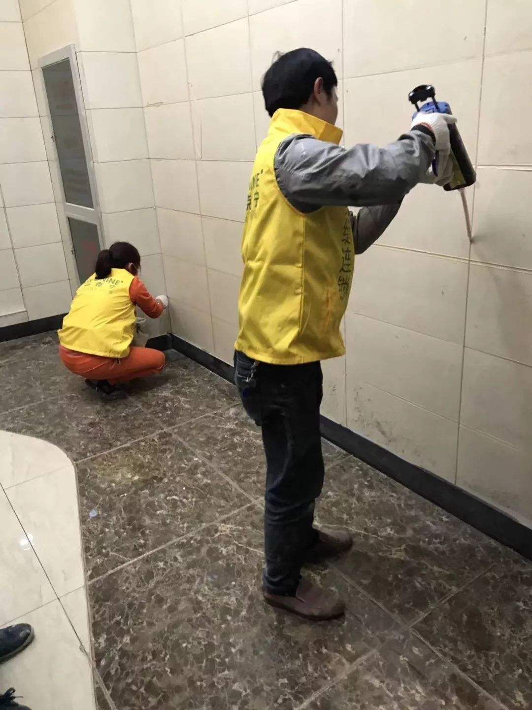 美缝剂|老公看到师傅这样做美缝,气的连钱都不想给,直说师傅把瓷砖毁了
