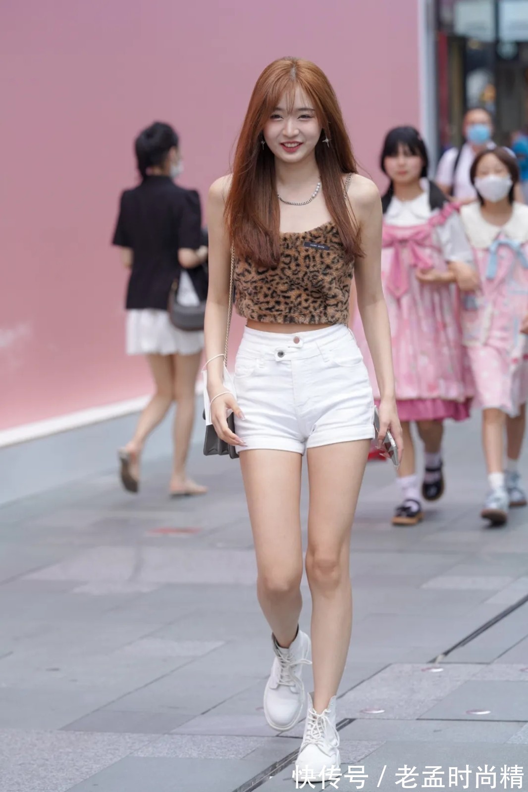 高跟鞋|街拍美女:新潮又引人注目的简约穿法,耐看还很有个性,展现气质可人好形象