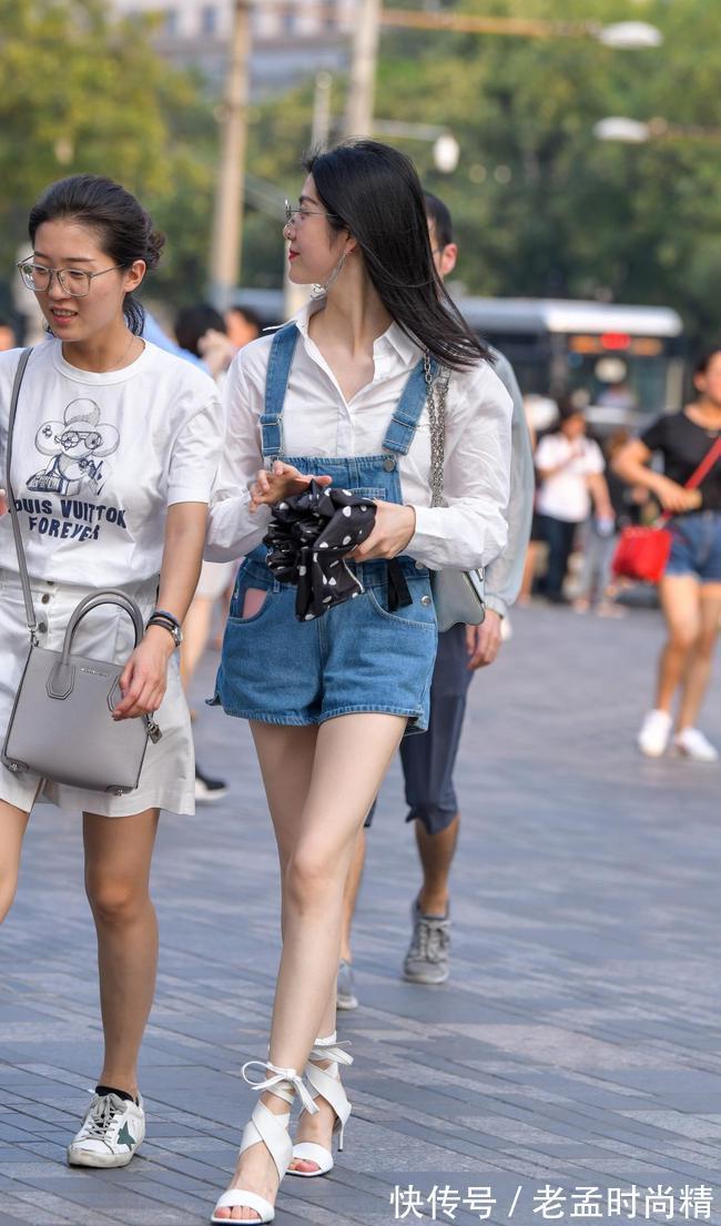 高跟 小姐姐着白衬衫加牛仔短裤,搭配绑腿高跟凉鞋,青春又显身材
