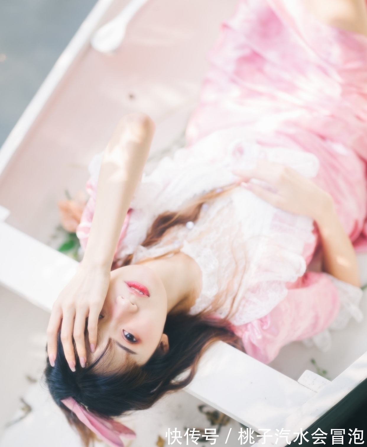 高天云#青山何处是,秋色已成空。凭窗期盼天涯客,谁晓红尘魂梦中