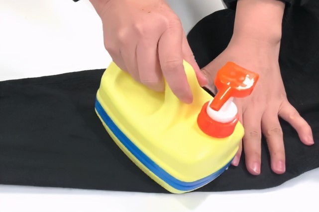 谁还买熨斗啊洗洁精瓶切两刀，衣服1秒变平整，真是太聪明了