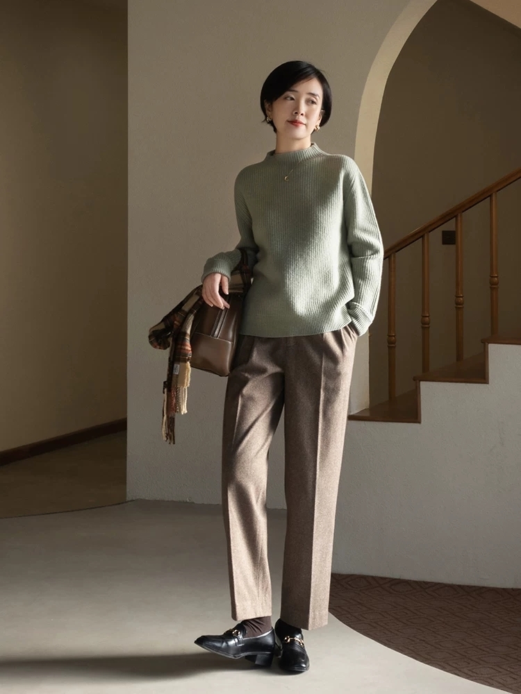 灰绿色 讲真,毛衣才是冬季穿搭的王者单品,柔软舒适又保暖,谁穿都好看