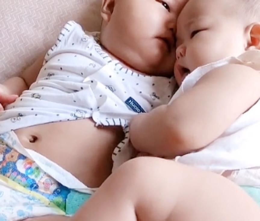 宝宝|双胞胎宝宝吵架,都是奶凶奶凶的,网友:两个穿纸尿裤的谁怕谁