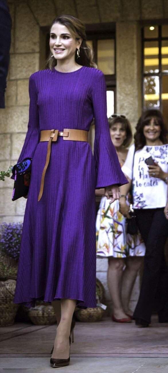 西班牙王后遇上对手,穿套装同框约旦王后略显老,气质也不占上风