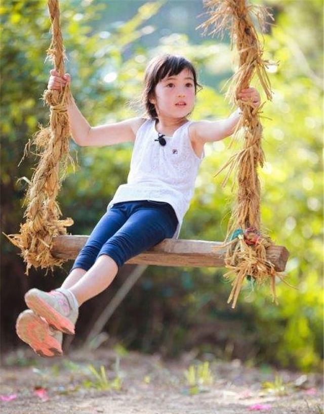 父母们|两个孩子玩荡秋千不幸坠落，宝妈慌乱中接住自家孩子，却被骂冷血