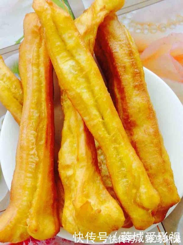 两分钟学会炸油条,不用发面,不加明矾,只要四克它,蓬松又酥脆