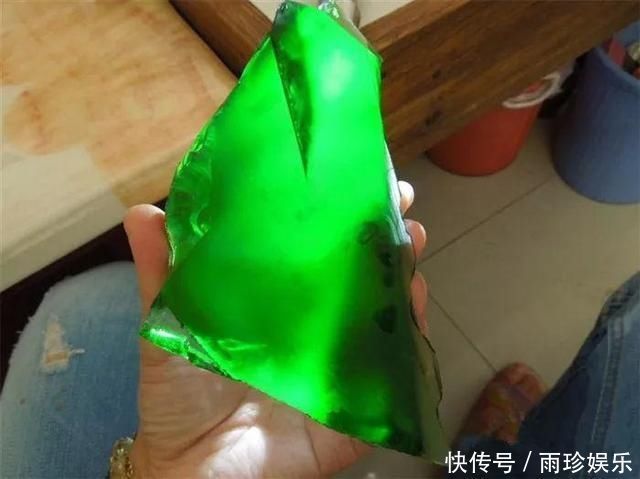 花1800元网购一块上亿的玻璃种帝王绿,刀开切后,我笑的合不住嘴