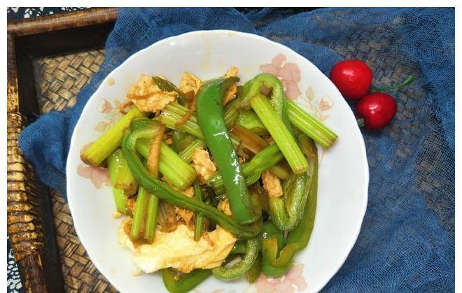 青椒|秋天,3样食材放入炒锅,成本不到5块钱,出锅香脆可口