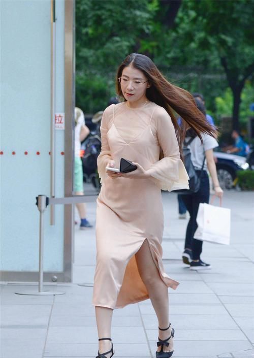 香槟色长裙，搭配一双黑色尖头细跟凉鞋，10厘米的高度显气质