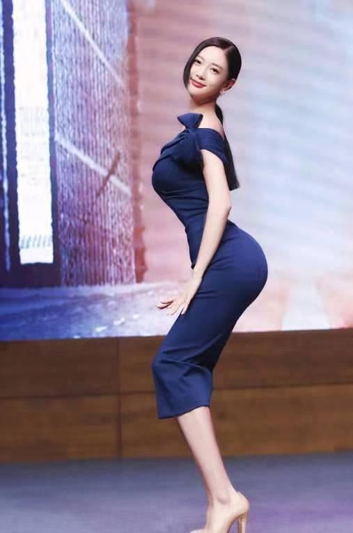 印花|克拉拉不愧是“人间富贵花”，穿一条印花半身裙和抹胸上衣，真美