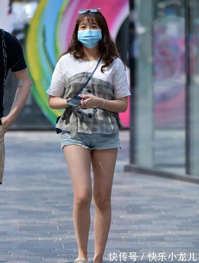 重叠感 灰色格子上衣与珍珠牛仔裤搭配，时尚可爱，低调日常