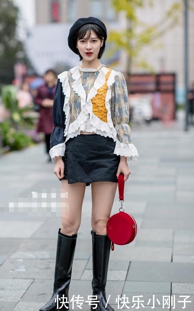 路人街拍,小姐姐穿着一件红色的一字肩上衣,十分的有魅力