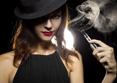 女性|女性过了55岁还没绝经，说明身体年轻？导致绝经推迟的因素是啥？