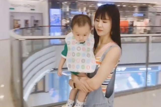 宝爸|最年轻姥姥走红,搭配时髦不耽误带外孙,年轻之心堪比伊能静