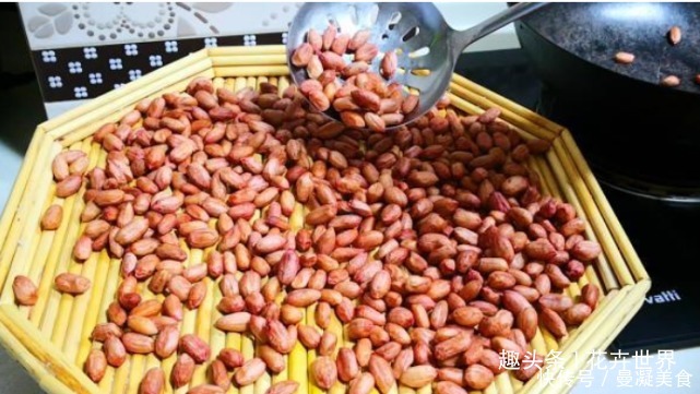 炒花生米直接下锅教你一个小窍门,油炸花生香脆不烧焦