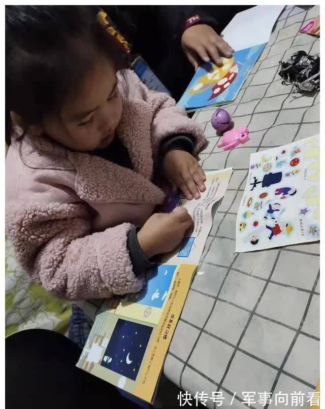 贴画|退休教师婆婆帮带娃,每天让孩子玩,上学后孩子表现出超强专注力