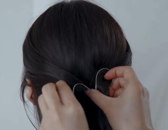 女孩编完一款韩式简约发型后,给人感觉格外优雅,网友:走两步就散了