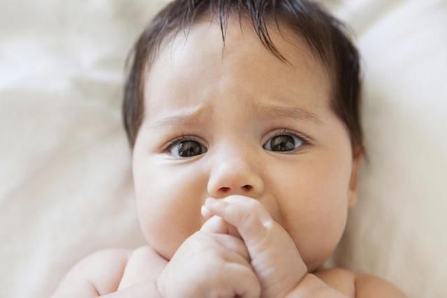 做法|给宝宝换尿布时 切记这几种做法不可取 小心会伤害宝宝