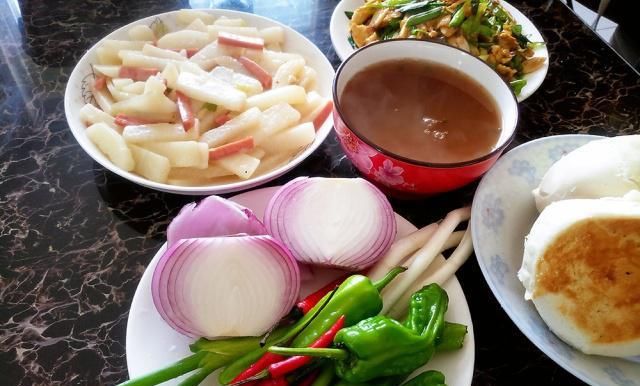 母子俩周四午餐，正儿八经的家常下饭菜，有滋有味一盘馒头不够吃