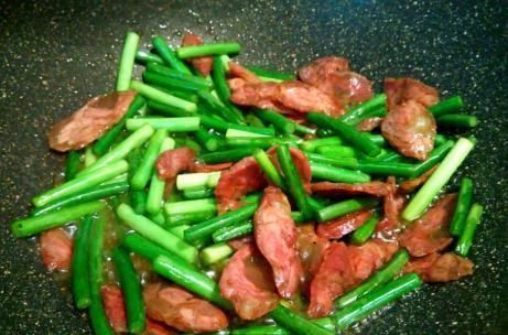 大厨|炒蒜苔,切好直接下锅炒是不对的,大厨分享1招,蒜苔翠绿入味