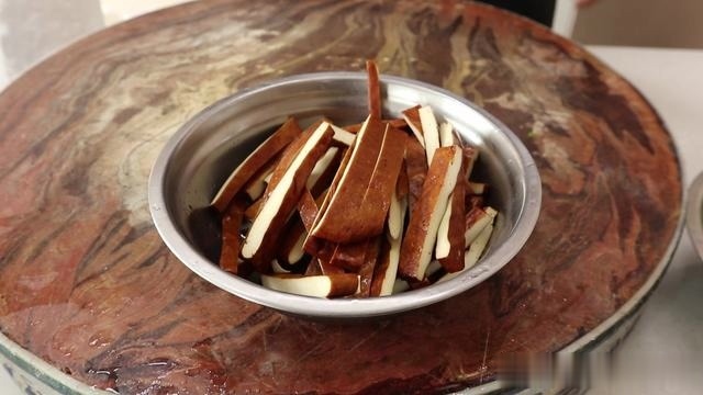 这才是芹菜炒香干最好吃的做法,芹菜爽脆香干嫩,原来是这样做的