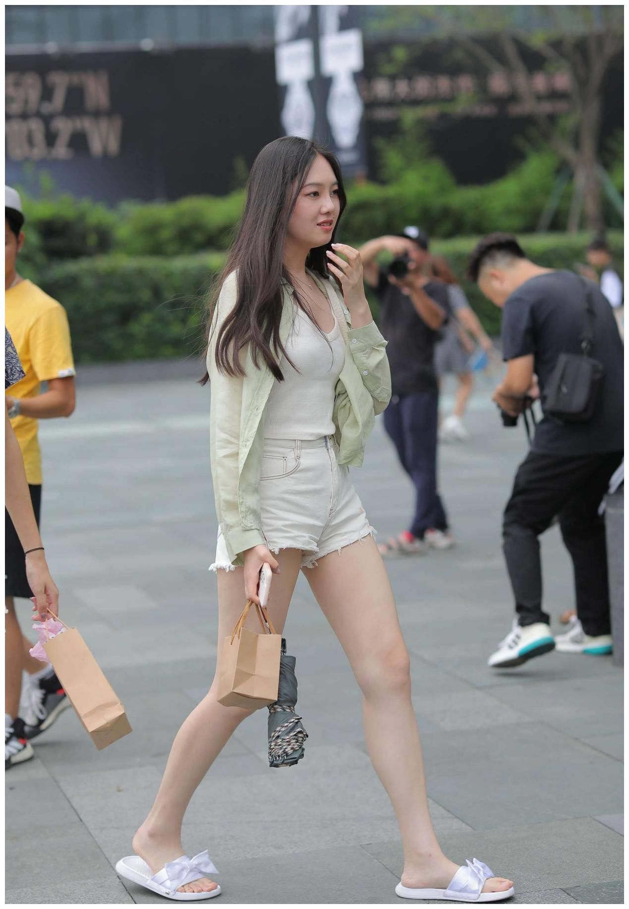 质感轻薄的休闲衬衫，既能防晒，又能提升时尚感