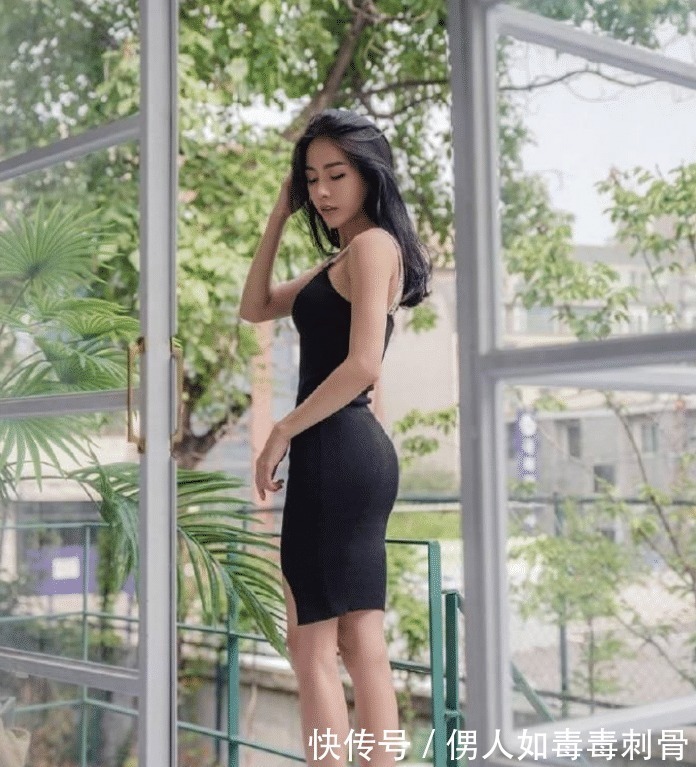 连衣裙 楼下的贵妇嫌天气太热,把连衣裙下摆都撕烂了,这样还能穿出门吗