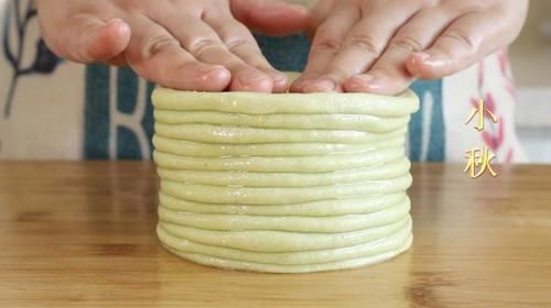 春饼试试这样做，能蒸能烙，轻薄如纸，一锅15张不是问题