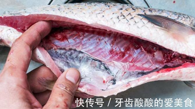 给鱼去腥，别只会用料酒！去除鱼身上4个地方，咋做鱼都香喷喷