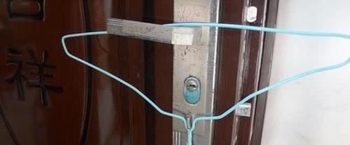 门把手上放一个衣架,真的太厉害了,解决了很多家庭的困扰,实用