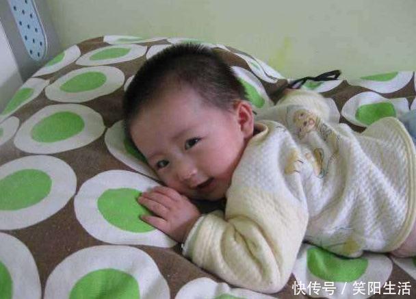 装睡|宝爸经常半夜起来“戳”女儿,宝妈装睡发现原因,网友:同款老公