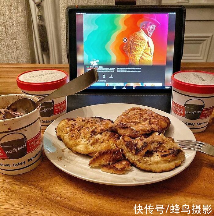 28个巨石强森的菜单，满满一桌子太能吃，还边吃边看电影太享受