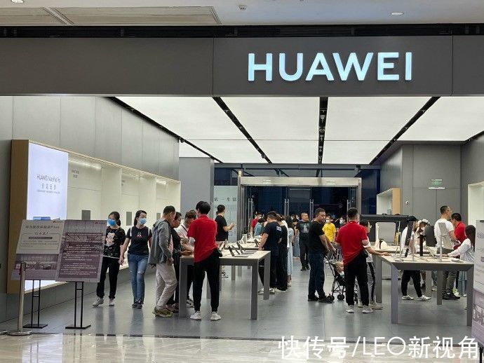 打孔屏|趁着假期逛了华为体验店,明白了华为P50系列受追捧的原因