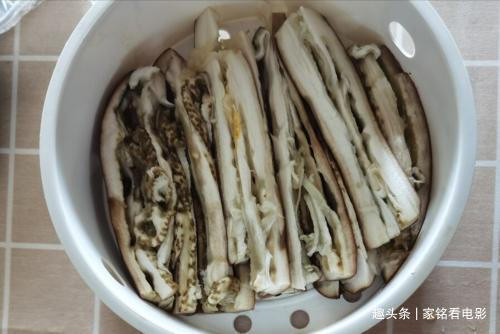 蒸茄子，不可直接上锅蒸，多加一步骤，茄子鲜嫩不发黑，更有食欲