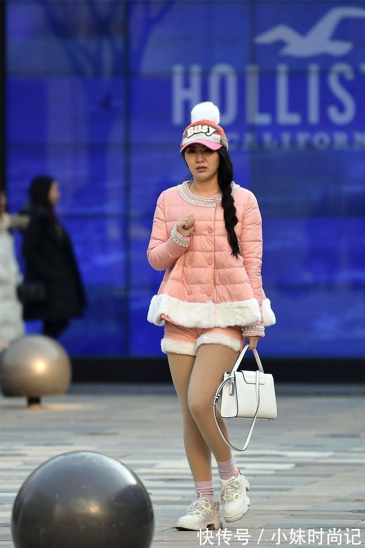 时尚 街拍:小姐姐羽绒服的领口和袖口珍珠边设计非常贵气,增加层次!