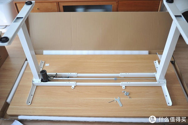 螺丝|家居改造：用电动升降桌打造我的居家办公小角落