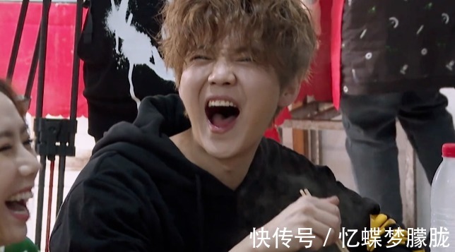 桌面|鄧超鹿晗在小縣城吃面,誰注意他們桌面上鋪了啥?嫌棄就別在這吃