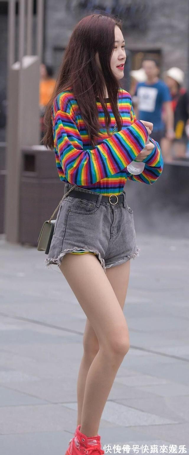 一字 打底裤撑起美好的身材,设计新颖时尚,时髦气质