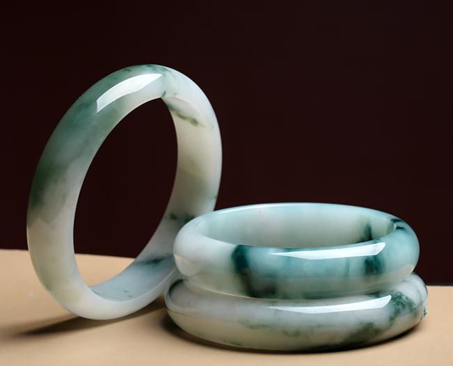  合适|如何给父母挑选合适翡翠手镯？