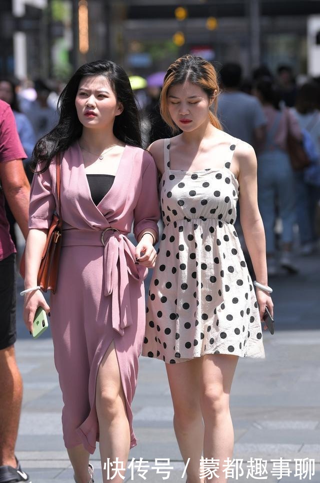洋装|她们都穿着洋装逛街,一个配凉鞋,一个配高跟鞋,谁的气质更好