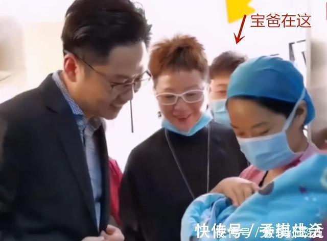 宝宝|宝宝出生,爸爸和舅舅抢着抱,笑不拢嘴的样子,引网友哈哈大笑