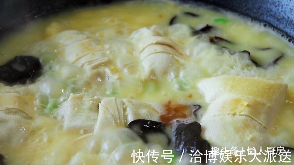 1张百叶，1块猪肉，教你做千张肉卷，配上毛豆和咸蛋黄，连汤喝光