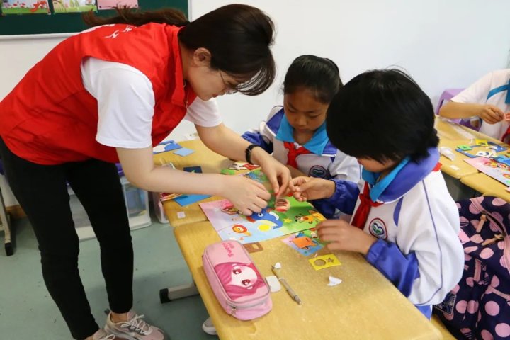 青岛市中心聋校|青岛福彩走进青岛市中心聋校 送奖送书送爱心